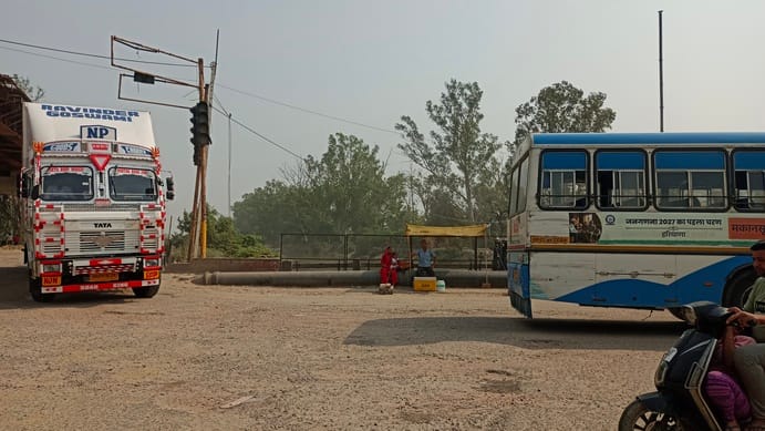 जीटी रोड टोल टैक्स पर बस से उतरते यात्री। संवाद