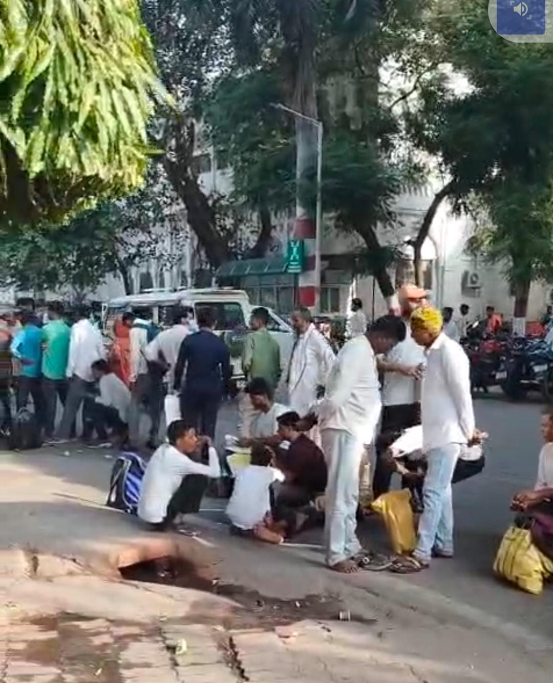 केजीएमयू में ओपीडी के बाहर मरीज व तीमारदारों की कतार। केजीएमयू में ओपीडी के बाहर मरीज व तीमारदारों की कतार।