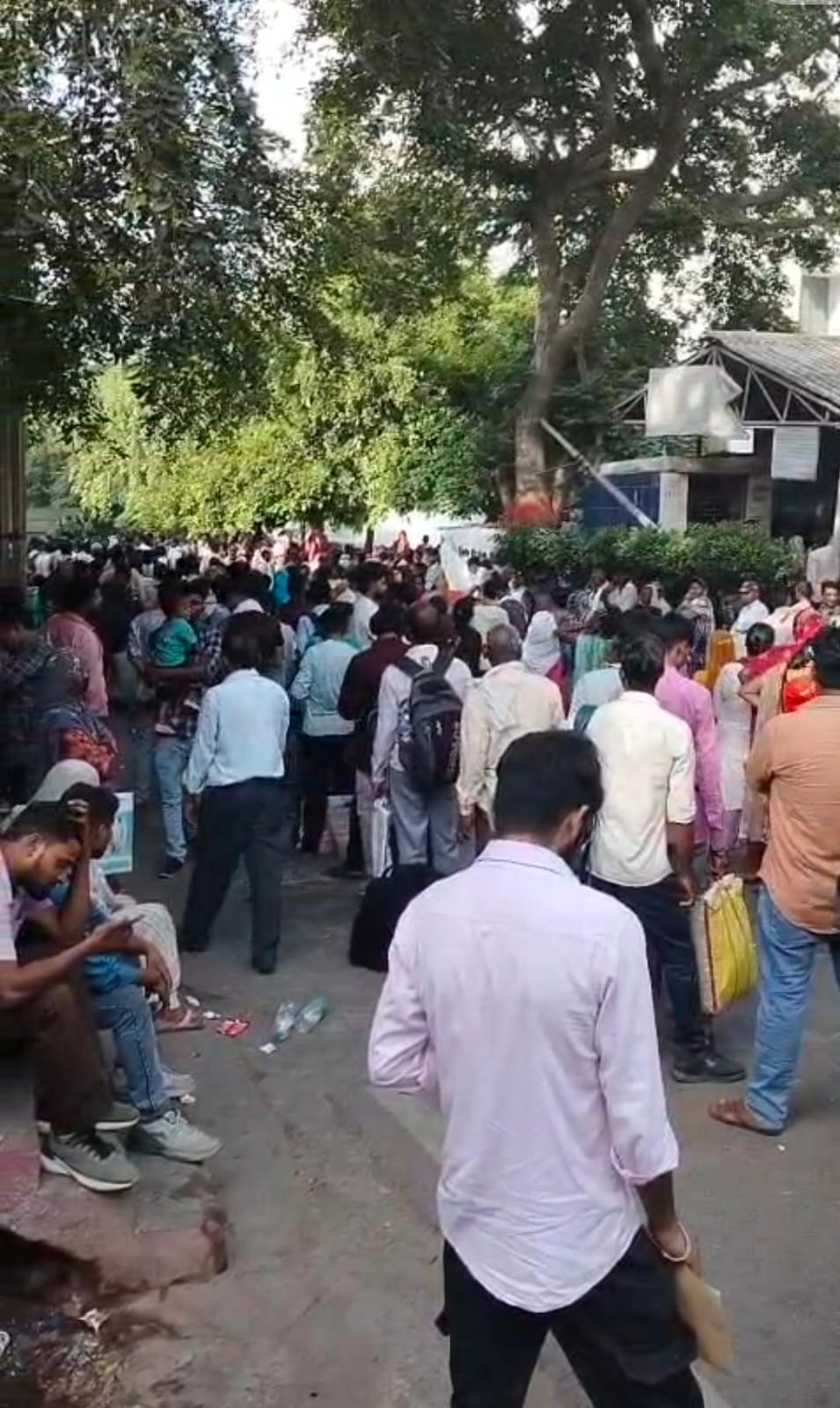 केजीएमयू में ओपीडी के बाहर मरीज व तीमारदारों की कतार। केजीएमयू में ओपीडी के बाहर मरीज व तीमारदारों की कतार।