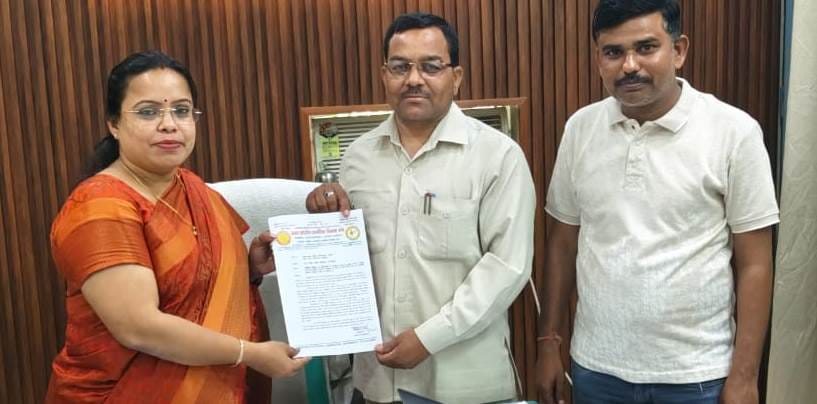 कलक्ट्रेट में अतिरिक्त मजिस्ट्रेट को ज्ञापन देते यूटा के पदाधिकारी। स्रोत: संगठन कलक्ट्रेट में अतिरिक्त मजिस्ट्रेट को ज्ञापन देते यूटा के पदाधिकारी। स्रोत: संगठन