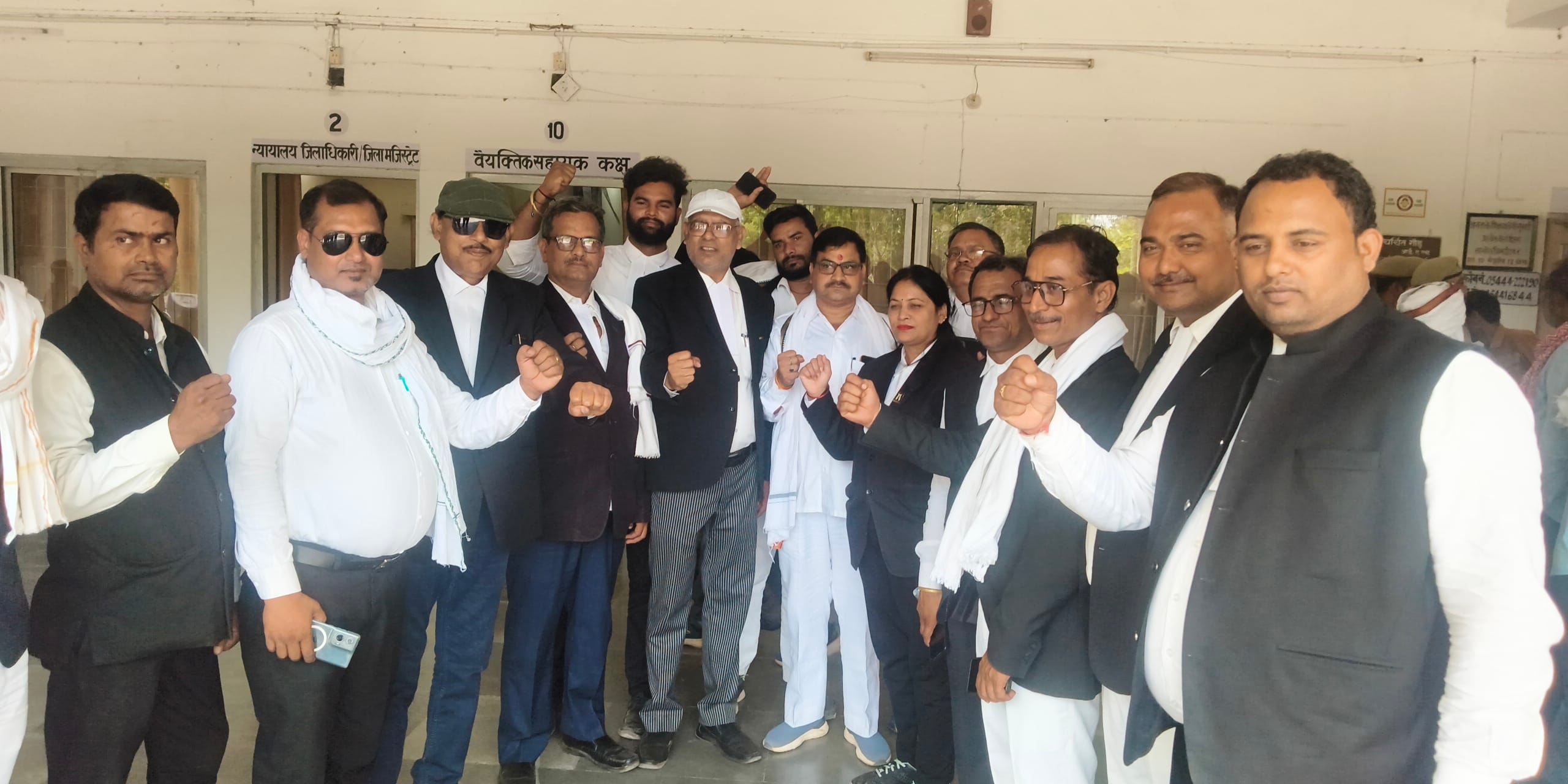 कलेक्ट्रेट में विरोध प्रदर्शन करते सोनभद्र बार एसोसिएशन के अधिवक्ता। संवाद