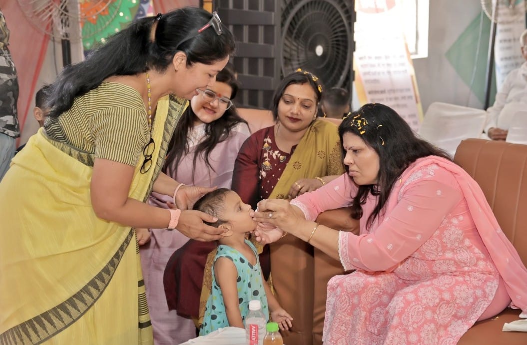 कुरुक्षेत्र। आयुष विभाग के शिविर में योग क्रिया प्रदर्शित करते टीम सदस्य। विज्ञप्ति