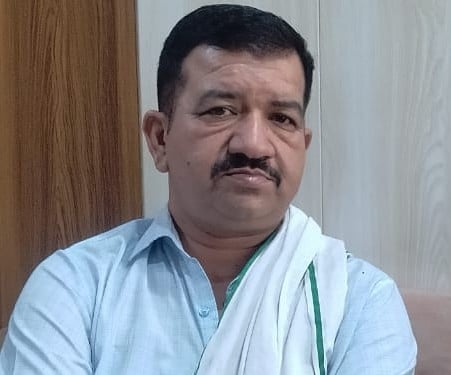 कुरुक्षेत्र। जानकारी देते हुए ट्रैवल एजेंसी संचालक कश्मीर सिंह। संवाद