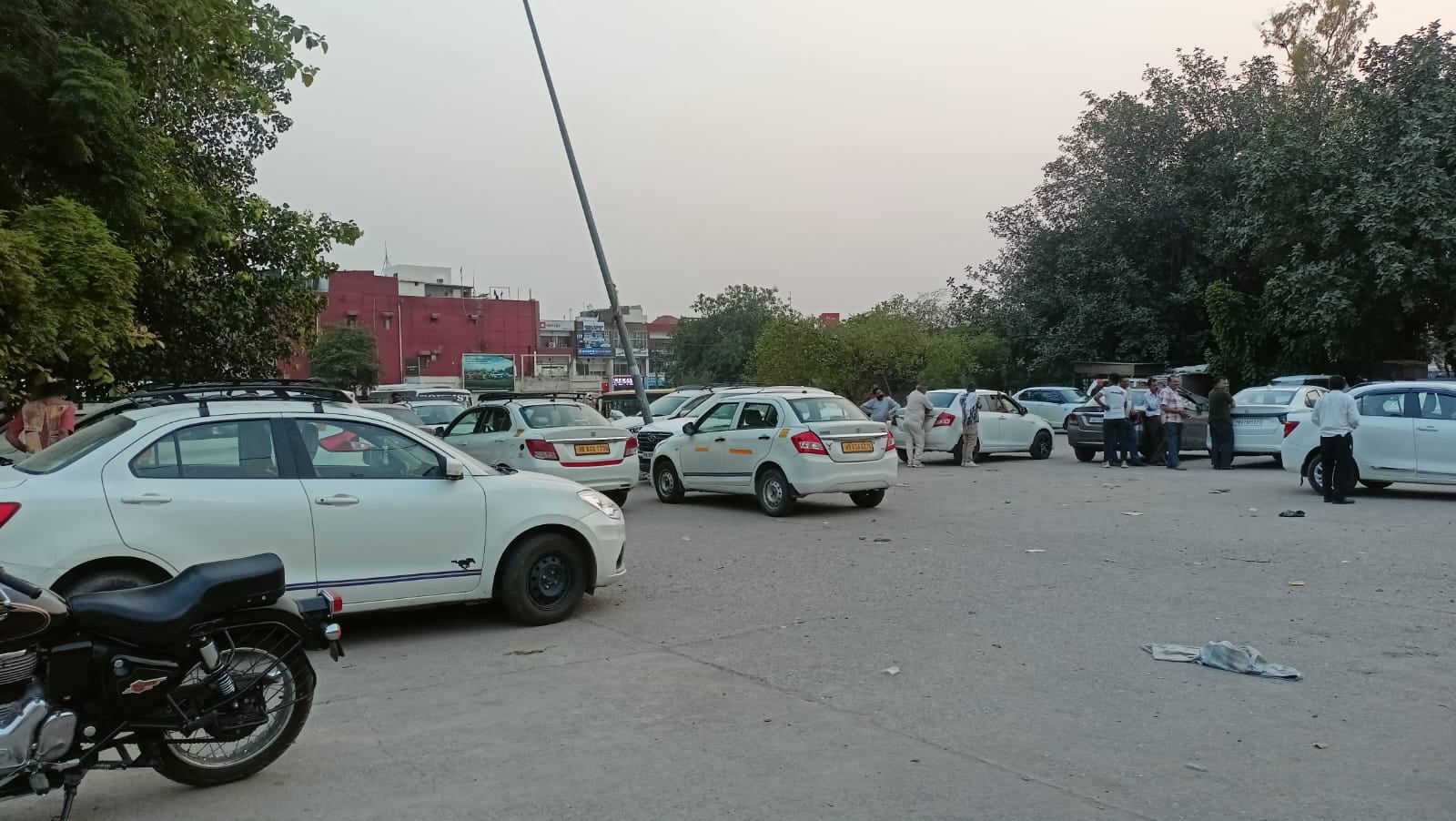 कुरुक्षेत्र। जानकारी देते हुए ट्रैवल एजेंसी संचालक कश्मीर सिंह। संवाद