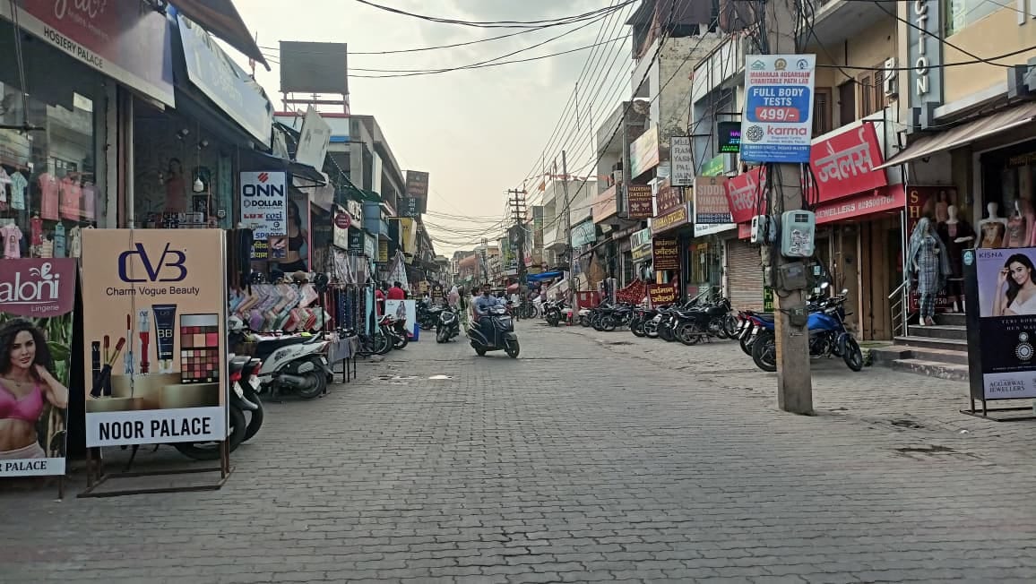 कुरुक्षेत्र। दोपहर दो बजे के समय शहर का पालिका बाजार इस तरह सूना दिखाई दिया। संवाद कुरुक्षेत्र। दोपहर दो बजे के समय शहर का पालिका बाजार इस तरह सूना दिखाई दिया। संवाद