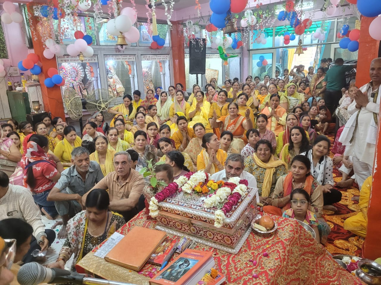 कथा सुनाते आचार्य लालमणि पांडेय। स्रोत : समिति