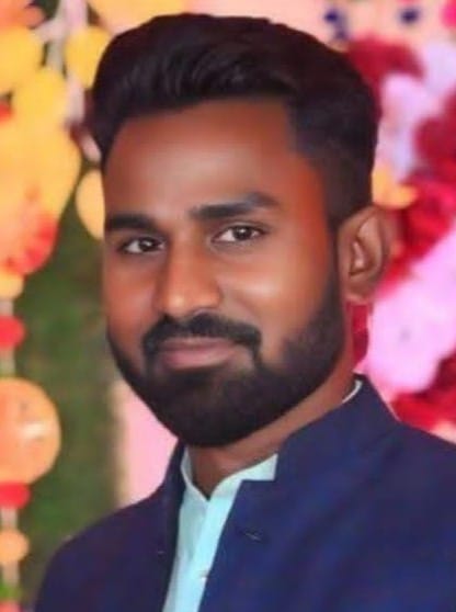 मुबारकपुर थाना क्षेत्र के रानीपुर गांव गोली चलने की घटना के बाद पीड़ित के घर के बाहर बैठे लोग। 