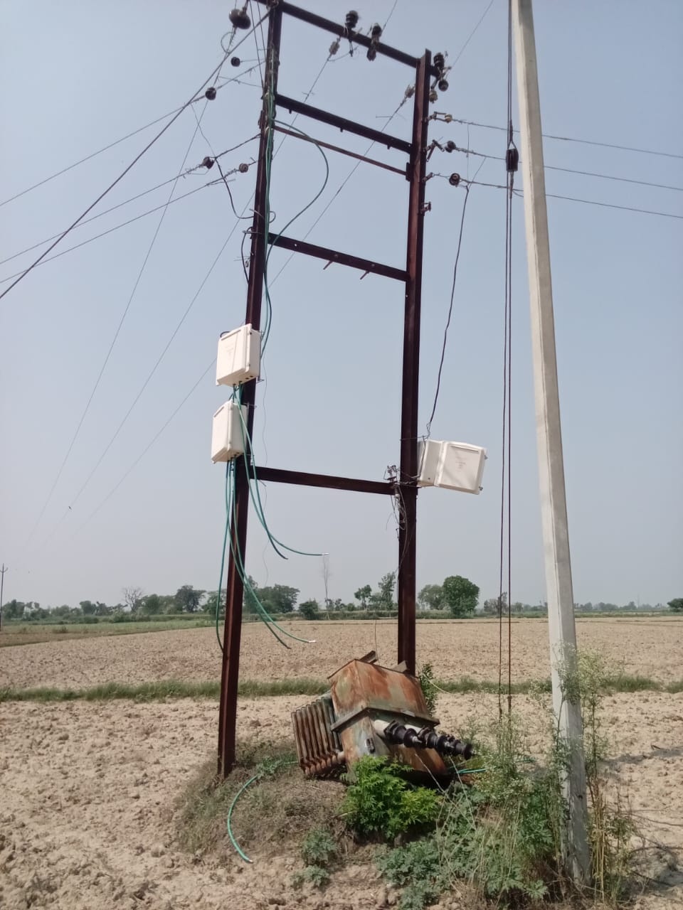म्याऊं बिजली उपकेंद्र पर लगे ट्रांसफार्मर में लगाए गए कूलर। संवाद म्याऊं बिजली उपकेंद्र पर लगे ट्रांसफार्मर में लगाए गए कूलर। संवाद