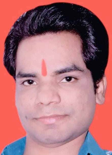नगर निगम परिसर में प्रदर्शन करते सफाई कर्मचारी। संवाद