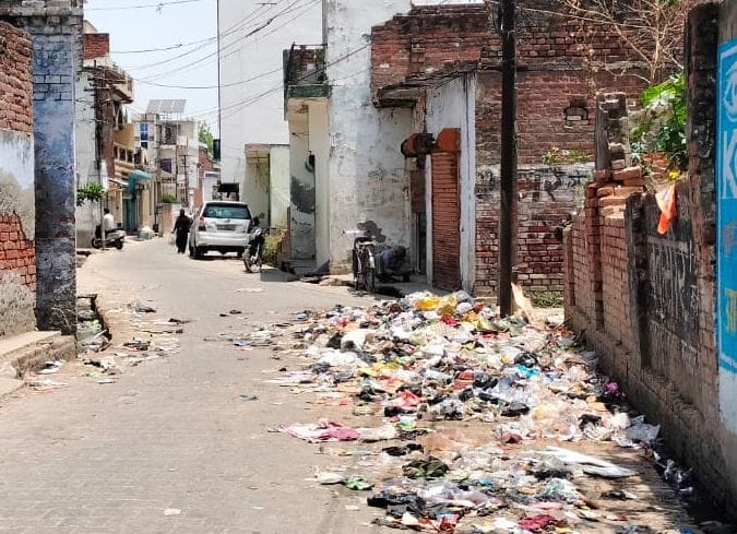 नगर निगम परिसर में प्रदर्शन करते सफाई कर्मचारी। संवाद
