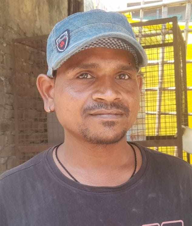 नगर निगम परिसर में प्रदर्शन करते सफाई कर्मचारी। संवाद