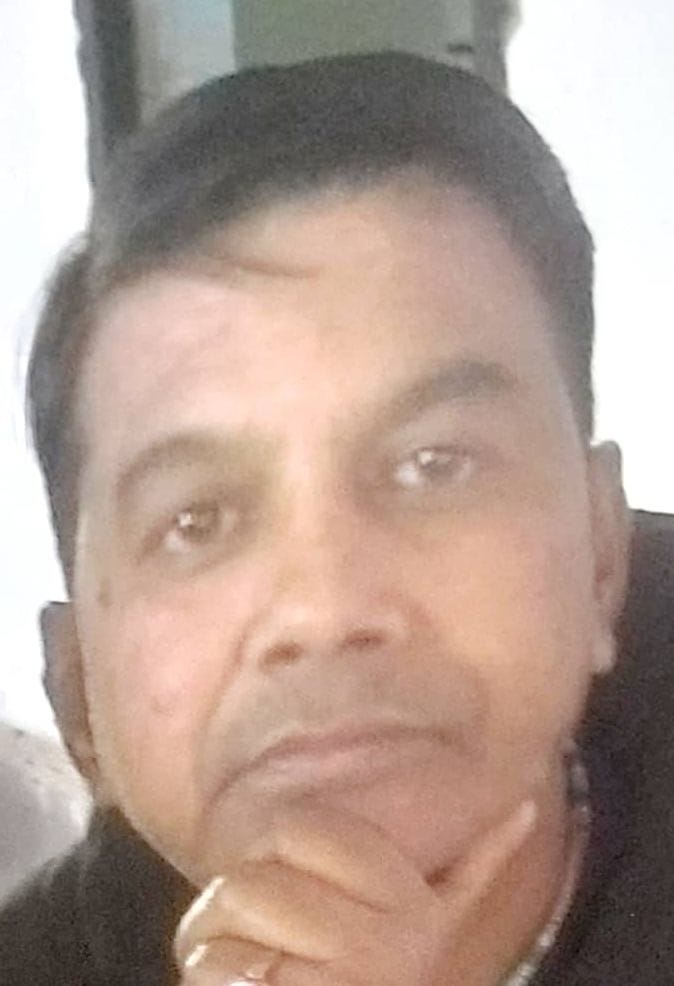 नगर निगम परिसर में प्रदर्शन करते सफाई कर्मचारी। संवाद