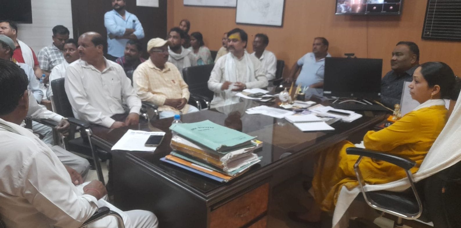 नगर निगम परिसर में प्रदर्शन करते सफाई कर्मचारी। संवाद