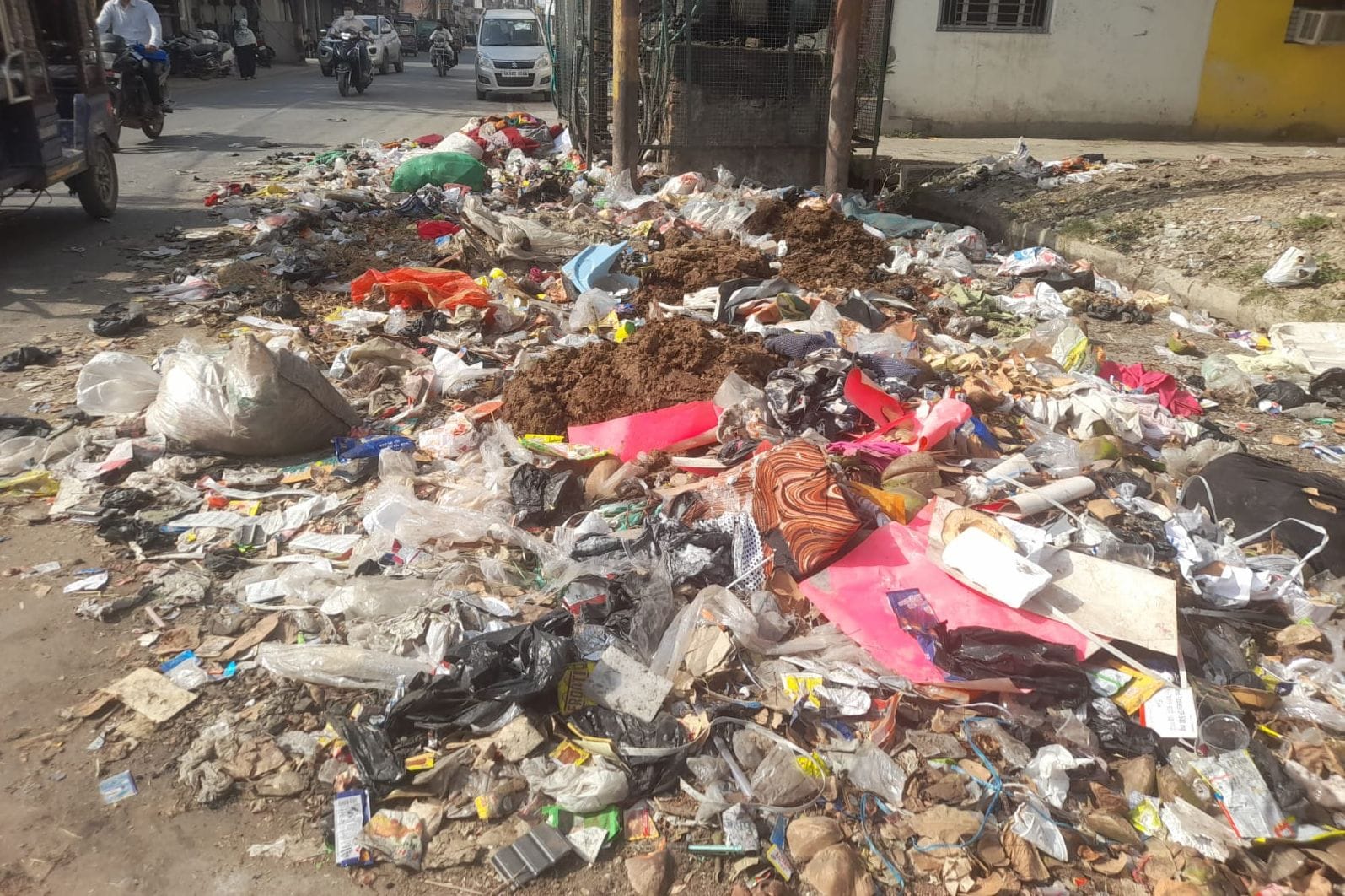 नगर निगम परिसर में प्रदर्शन करते सफाई कर्मचारी। संवाद