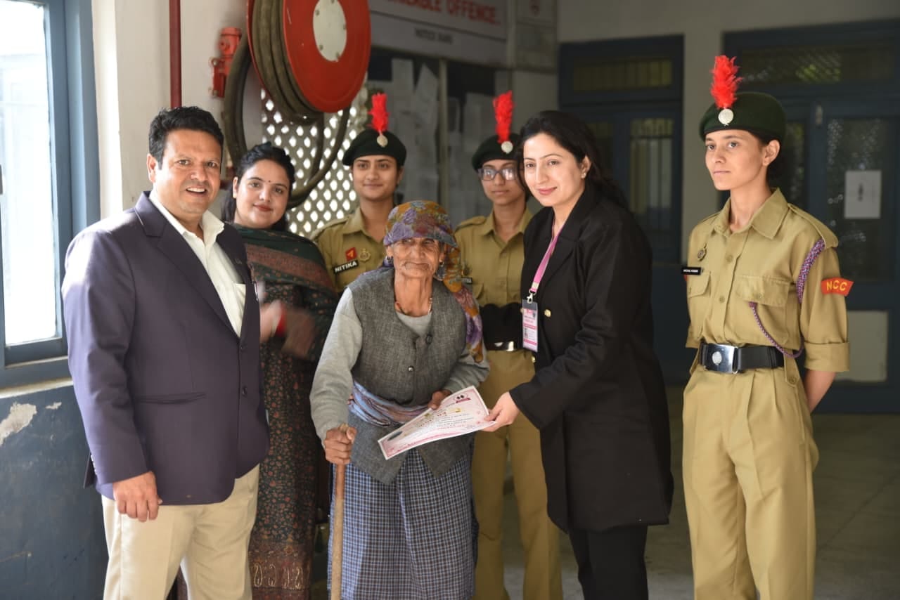 नगर परिषद राेहड़ू में पहली बार मतदान करने वाली युवती को प्रशस्ति पत्र देते कर्मी। संवाद