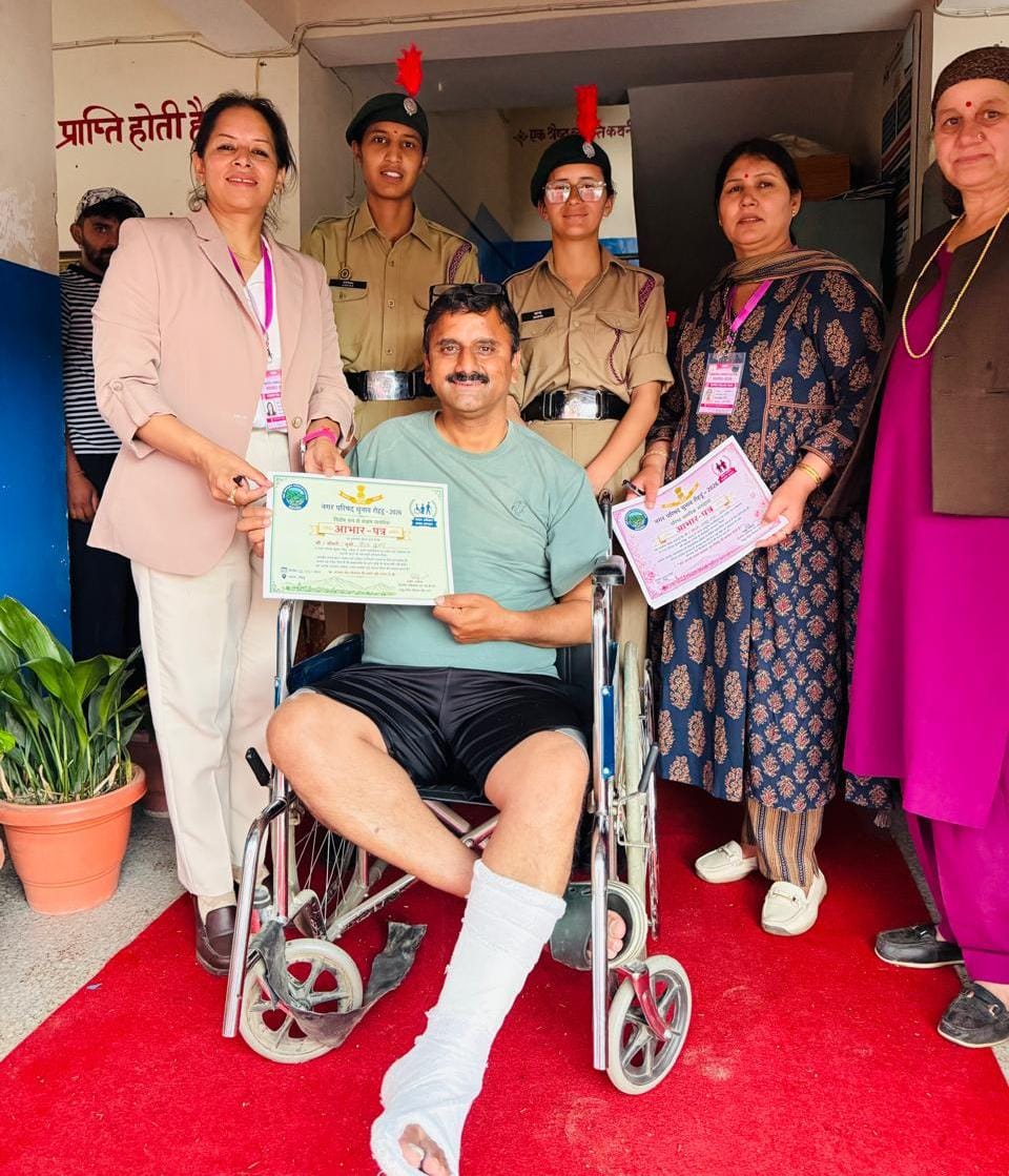 नगर परिषद राेहड़ू में पहली बार मतदान करने वाली युवती को प्रशस्ति पत्र देते कर्मी। संवाद