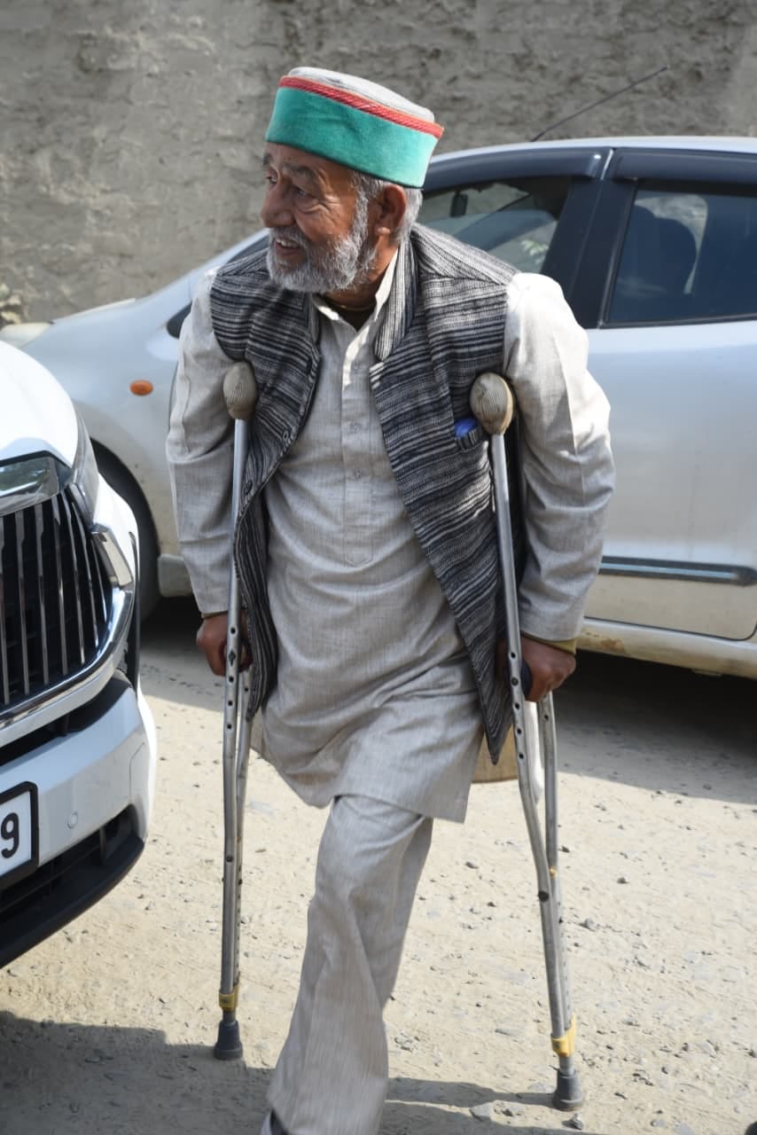 नगर परिषद राेहड़ू में पहली बार मतदान करने वाली युवती को प्रशस्ति पत्र देते कर्मी। संवाद