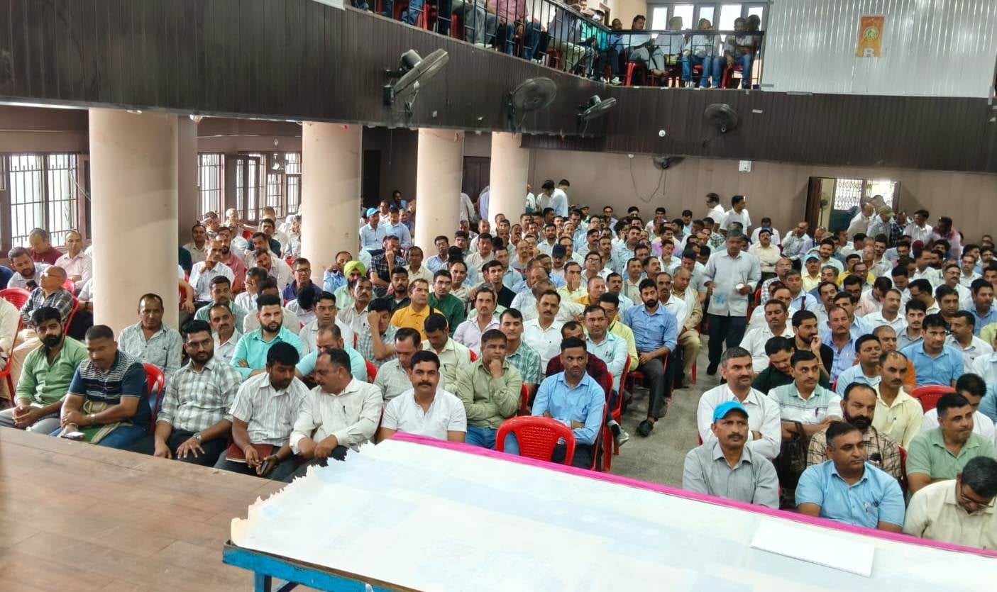 पंचायती राज चुनाव कराने के लिए किसान भवन में दिए गए प्रशिक्षण में मौजूद कर्मचारी। स्रोत: प्रशास