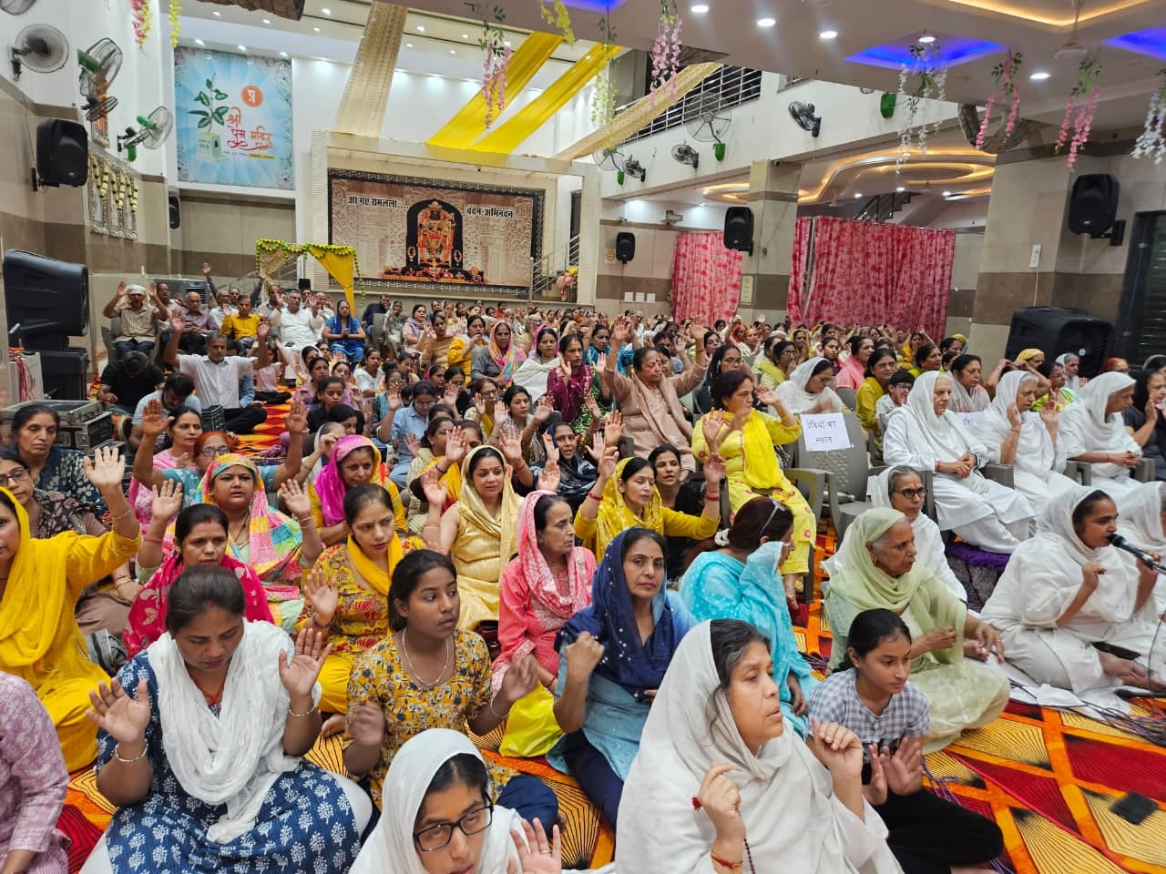 प्रेम मंदिर में कथा सुनाती कांता देवी महाराज। स्रोत : समिति प्रेम मंदिर में कथा सुनाती कांता देवी महाराज। स्रोत : समिति