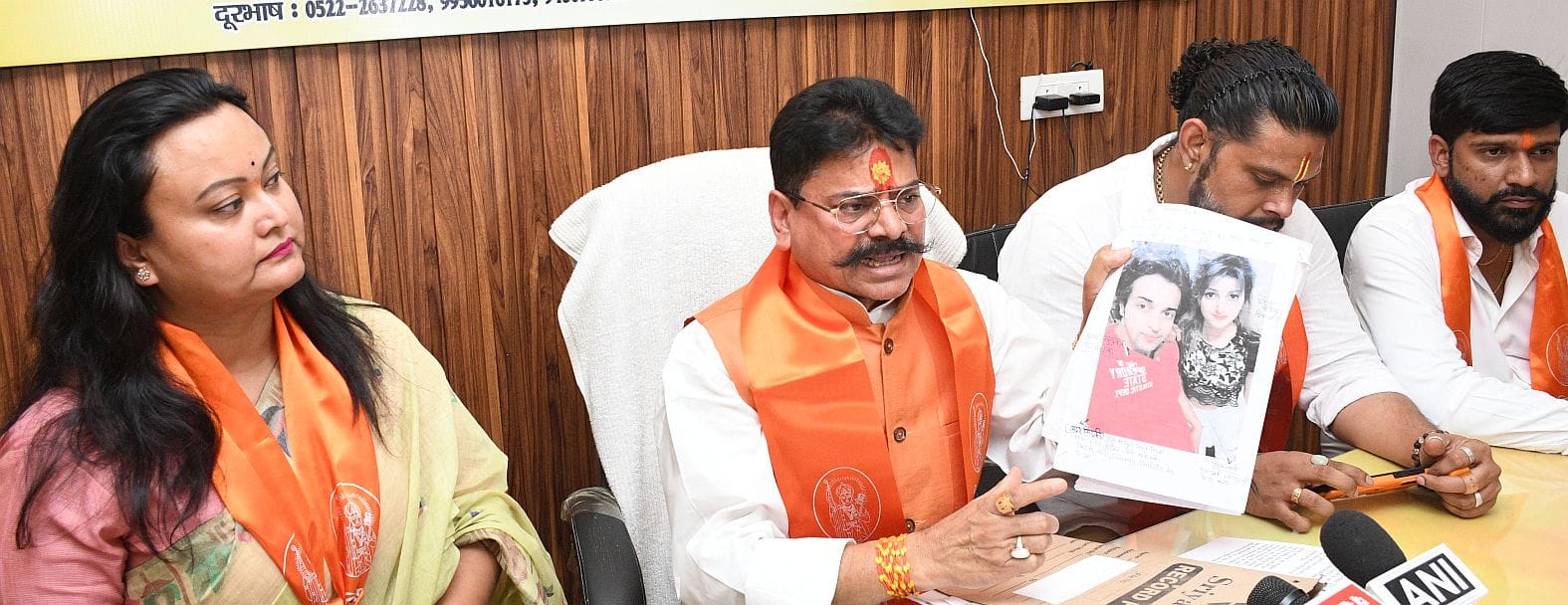 प्रेसवार्ता के दौरान प्रियंका ठाकुर, गोपाल राय। 