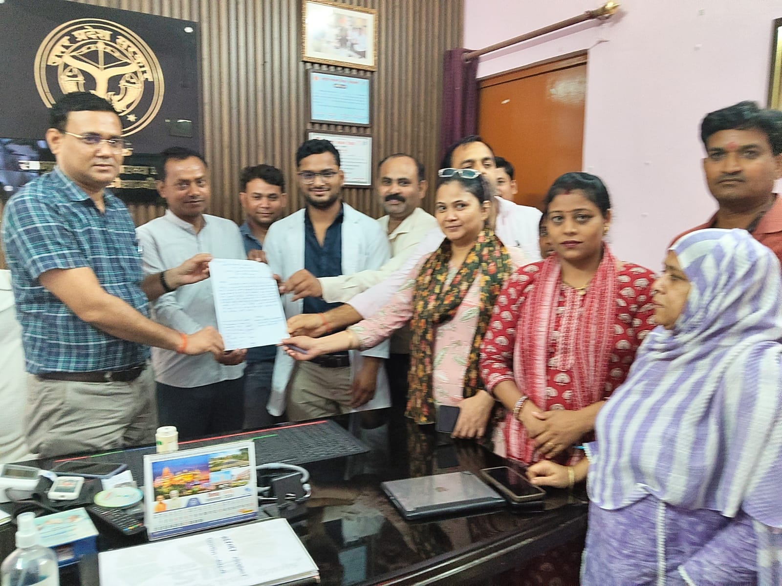 प्राथमिकी स्वास्थ्य केंद्र मंझनपुर में विरोध प्रदर्शन करते स्वास्थ्य कर्मी। स्रोत: डॉक्टर