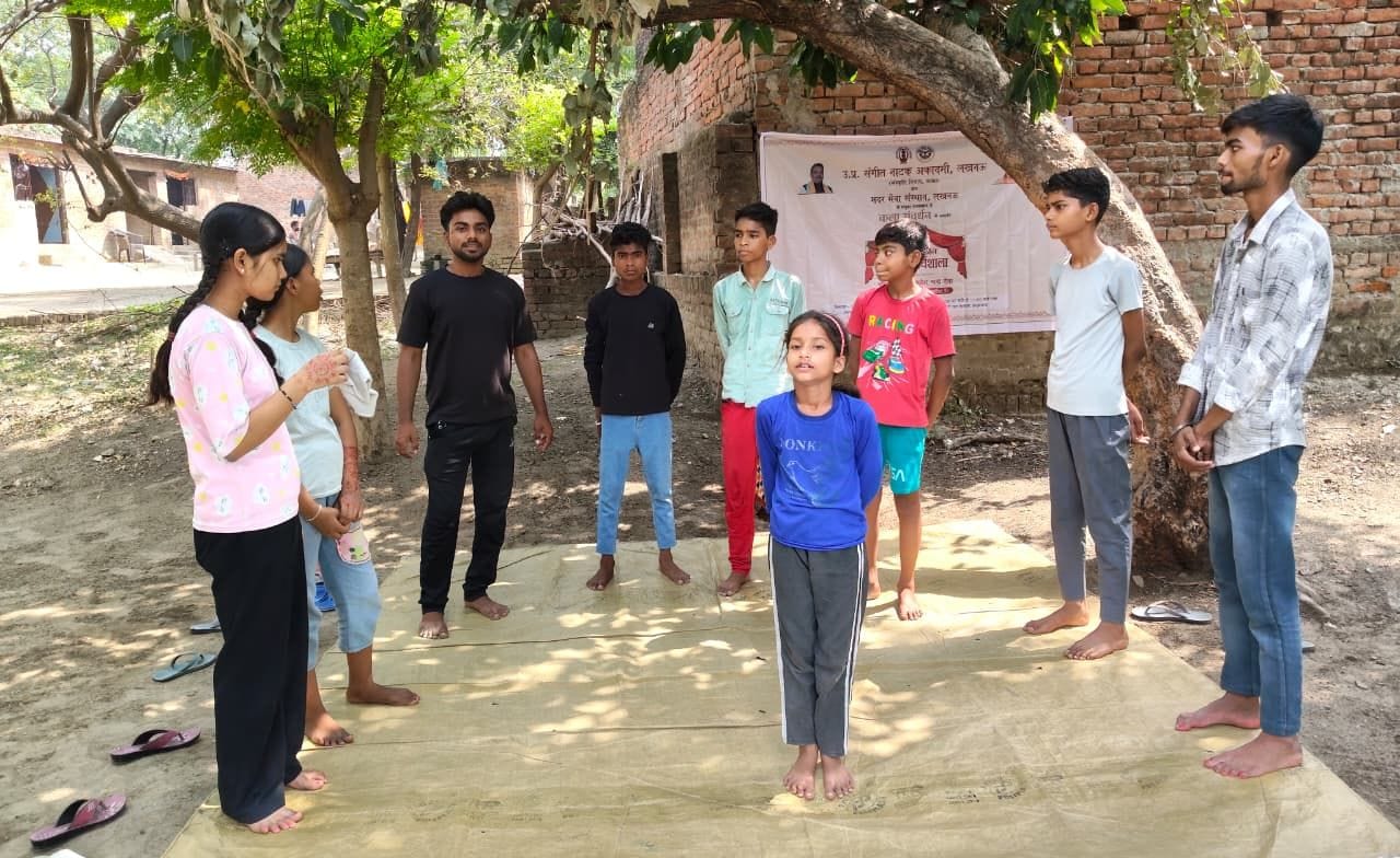 रंगमंच के गुर सीख रहे नवोदित कलाकार रंगमंच के गुर सीख रहे नवोदित कलाकार
