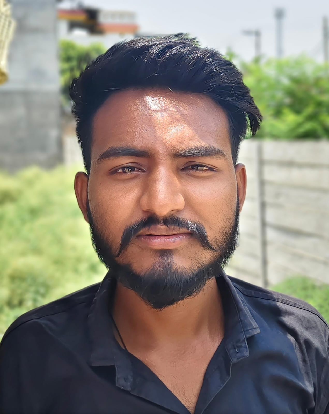 रेलवे स्टेशन के बाहर गंदगी से पटा पड़ा बड़ा नाला। संवाद
