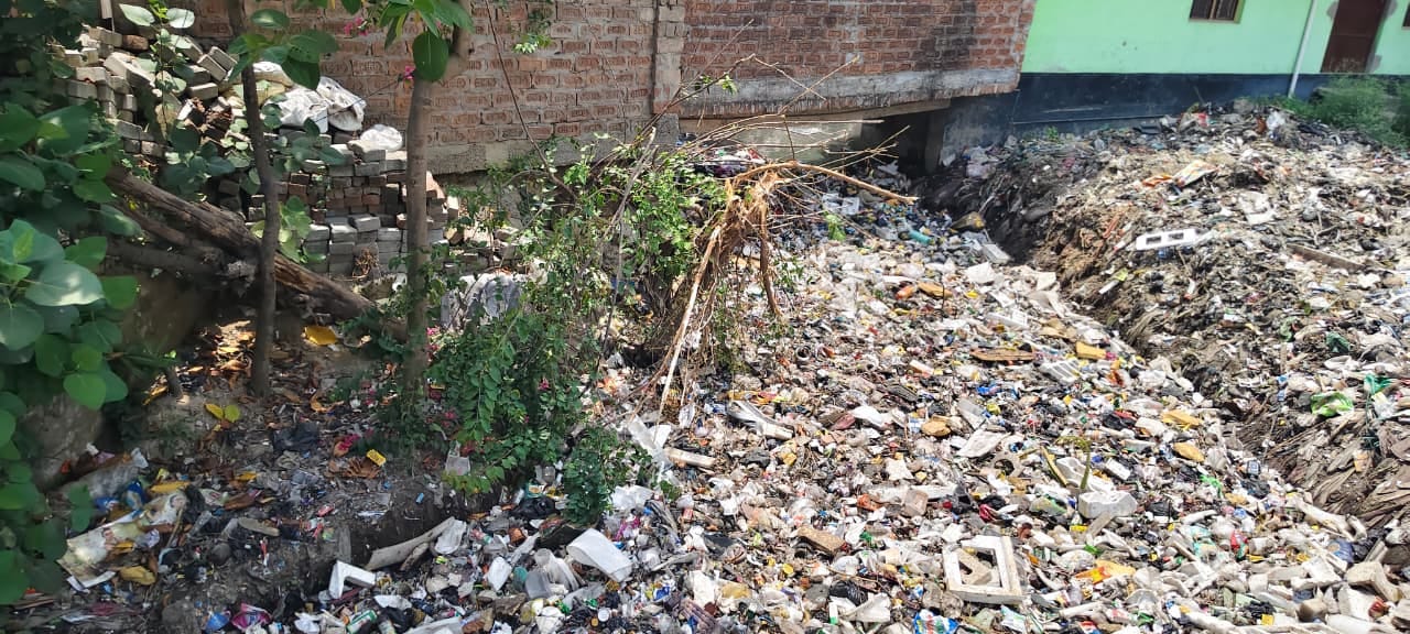 रेलवे स्टेशन के बाहर गंदगी से पटा पड़ा बड़ा नाला। संवाद