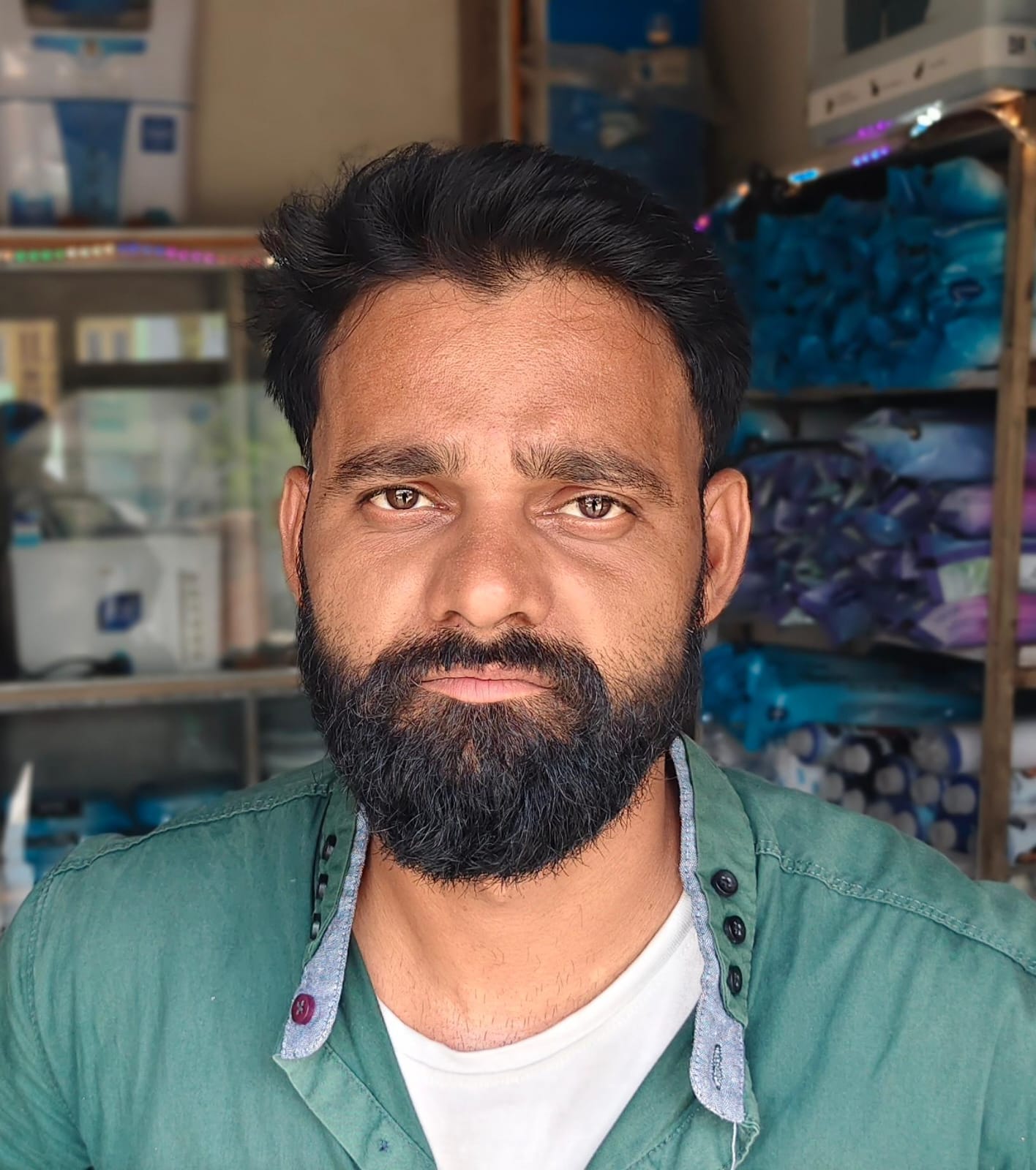 रेलवे स्टेशन के बाहर गंदगी से पटा पड़ा बड़ा नाला। संवाद