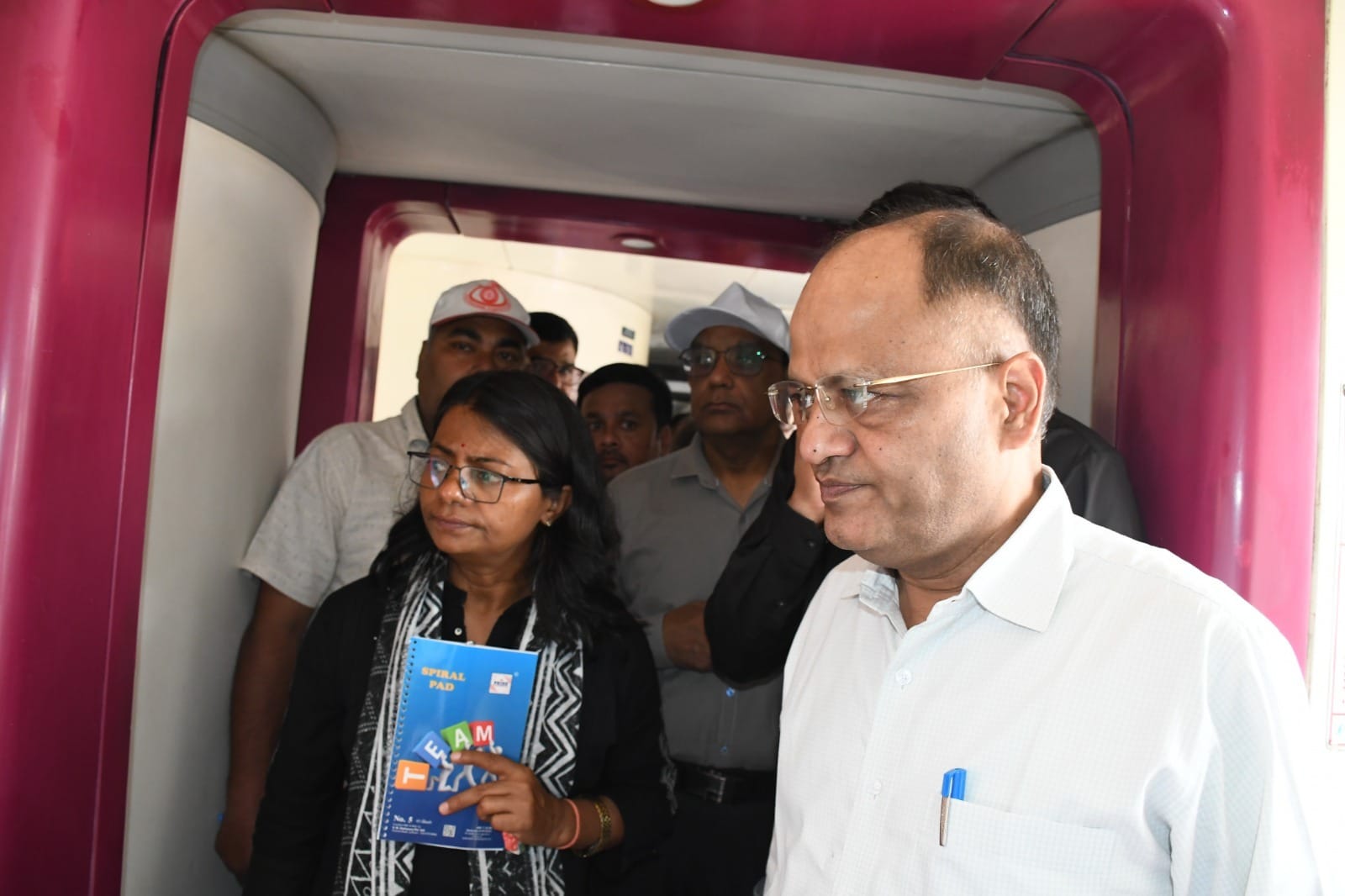 सेफ्टी ऑडिट में वंदे भारत ट्रेन की बोगियां जांची, ट्रैक उपकरणों का देखा रखरखाव सेफ्टी ऑडिट में वंदे भारत ट्रेन की बोगियां जांची, ट्रैक उपकरणों का देखा रखरखाव