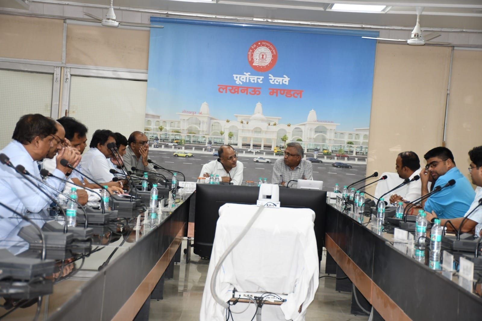 सेफ्टी ऑडिट में वंदे भारत ट्रेन की बोगियां जांची, ट्रैक उपकरणों का देखा रखरखाव सेफ्टी ऑडिट में वंदे भारत ट्रेन की बोगियां जांची, ट्रैक उपकरणों का देखा रखरखाव