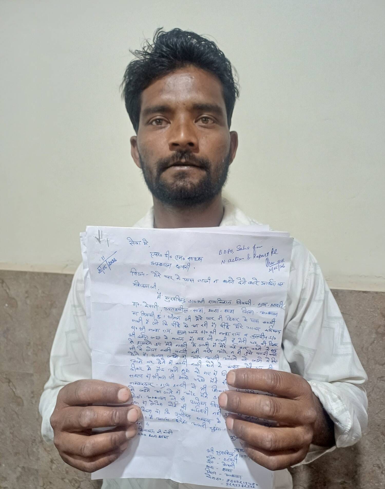 समाधान शिविर में पहुंचे पूर्ण लाल राशन कार्ड कटने के बारे में जानकारी देते हुए। संवाद समाधान शिविर में पहुंचे पूर्ण लाल राशन कार्ड कटने के बारे में जानकारी देते हुए। संवाद