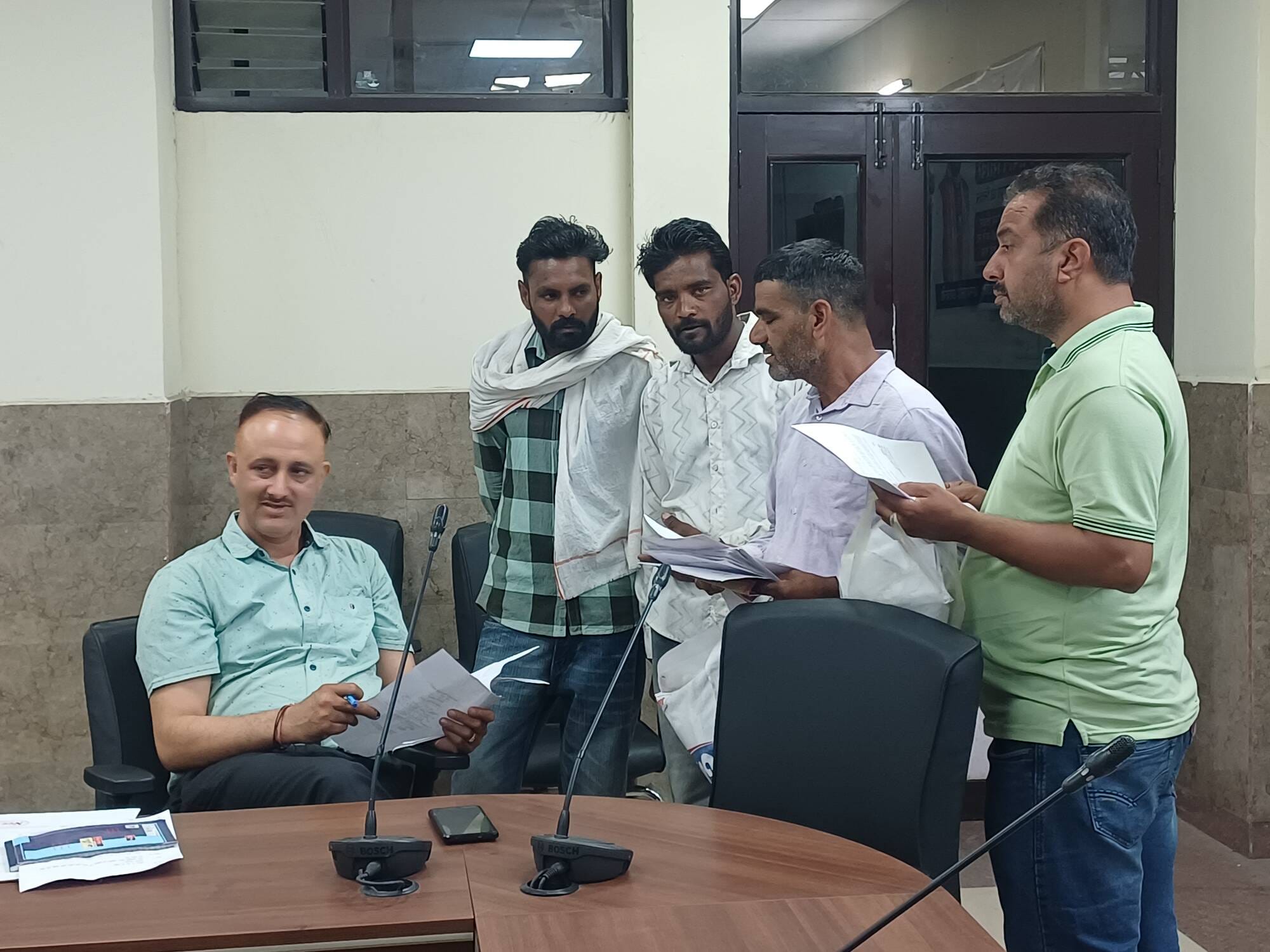 समाधान शिविर में पहुंचे पूर्ण लाल राशन कार्ड कटने के बारे में जानकारी देते हुए। संवाद समाधान शिविर में पहुंचे पूर्ण लाल राशन कार्ड कटने के बारे में जानकारी देते हुए। संवाद