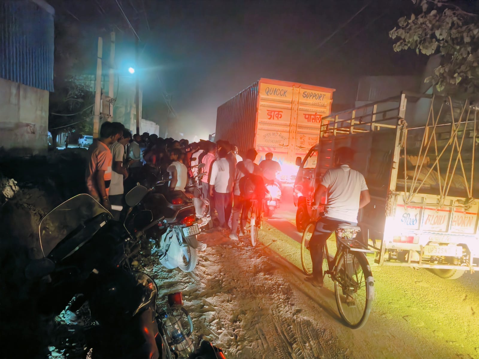 सरोजनीनगर में हादसे के बाद मौके पर जुटी भीड़। सरोजनीनगर में हादसे के बाद मौके पर जुटी भीड़।