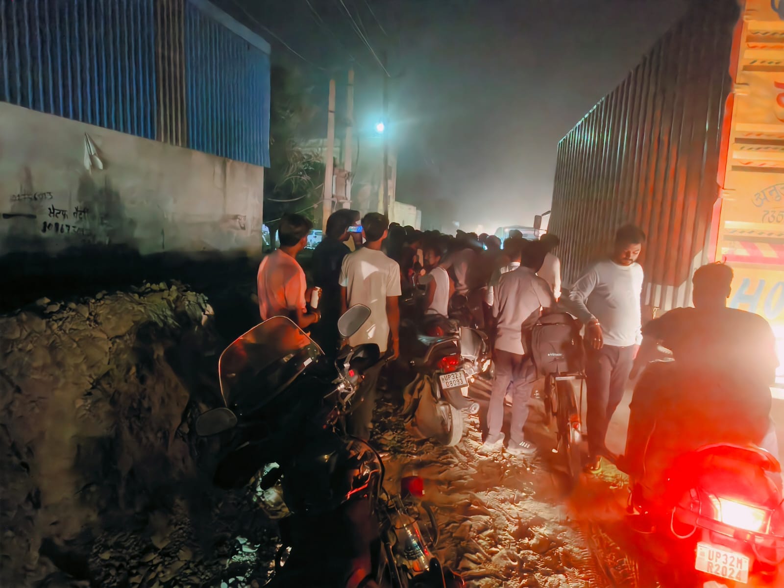 सरोजनीनगर में हादसे के बाद मौके पर जुटी भीड़। सरोजनीनगर में हादसे के बाद मौके पर जुटी भीड़।