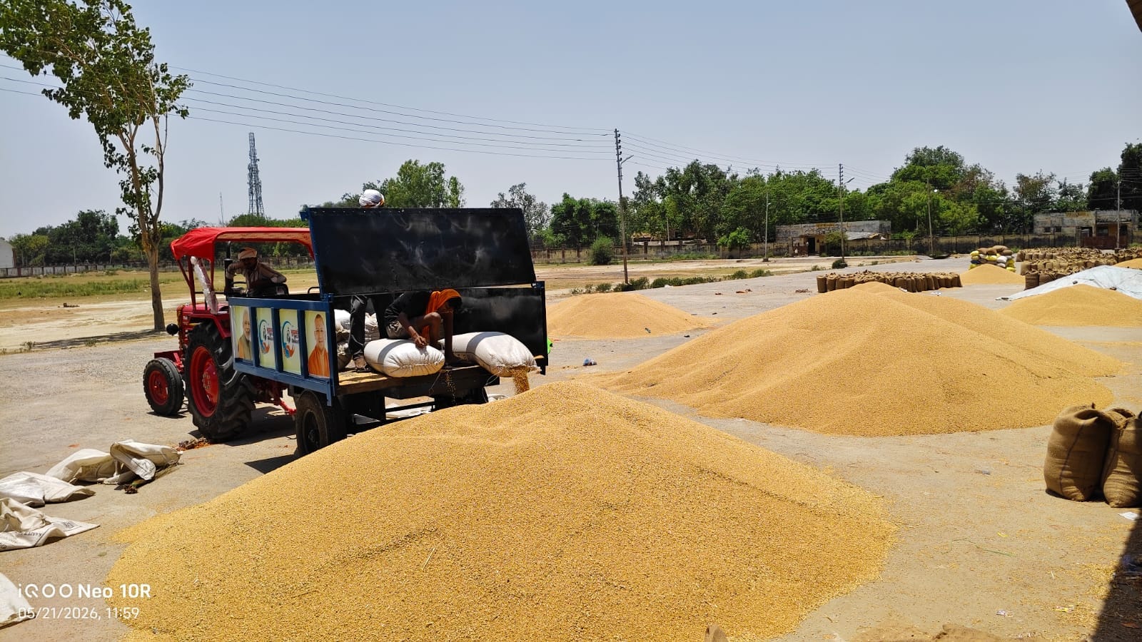 साधन सहकारी समिति पिपरकुंडी में बाहर पड़ा किसानों का खरीदा गया गेहूं। स्रोत: किसान साधन सहकारी समिति पिपरकुंडी में बाहर पड़ा किसानों का खरीदा गया गेहूं। स्रोत: किसान