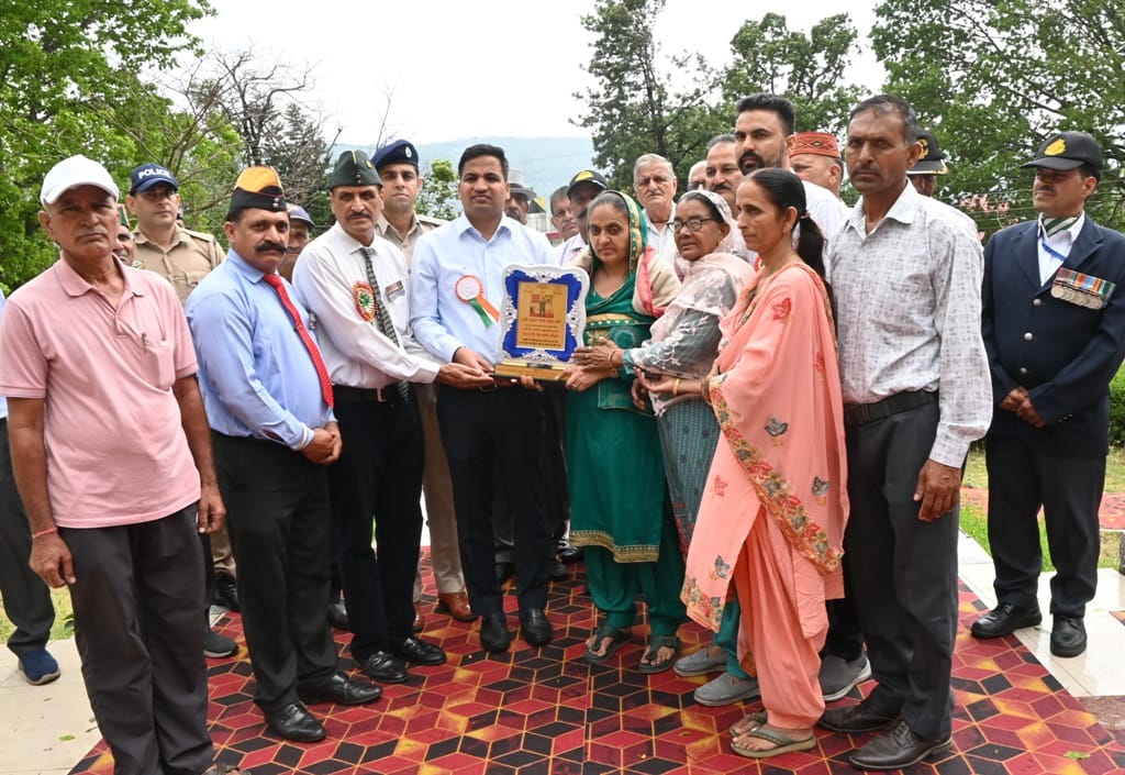 शहीद सूबेदार बलदेव कुमार शर्मा के बलिदान दिवस पर वीर नारी को सम्मानित करते उपायुक्त। स्रोत: डीप शहीद सूबेदार बलदेव कुमार शर्मा के बलिदान दिवस पर वीर नारी को सम्मानित करते उपायुक्त। स्रोत: डीप