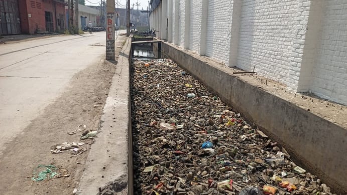 ट्विनसिटी में कूड़े से जाम बड़ा नाला। संवाद