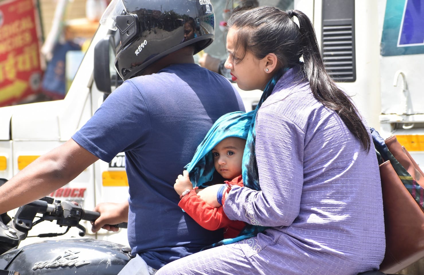 ऊना में पड रही भंयकर गर्मी से राहत पाने के लिए गन्ने का रस पीती युवतियां।संवाद