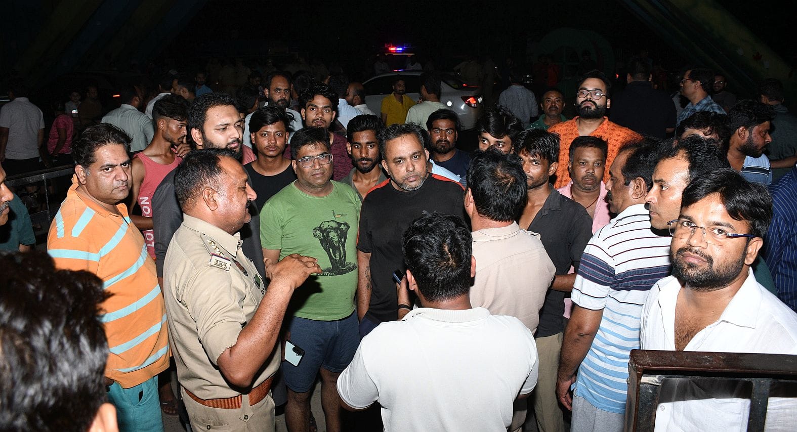 बिजली के लिए उपकेंद्र में हंगामा करते लोग और बिजली से झुलसा कर्मचारी। बिजली के लिए उपकेंद्र में हंगामा करते लोग और बिजली से झुलसा कर्मचारी।