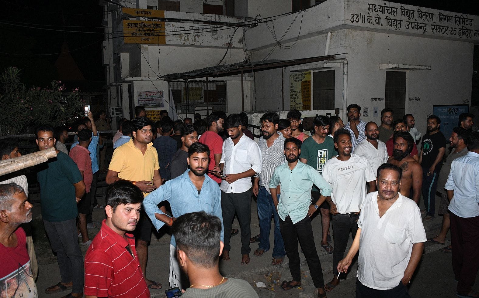 बिजली के लिए उपकेंद्र में हंगामा करते लोग और बिजली से झुलसा कर्मचारी। बिजली के लिए उपकेंद्र में हंगामा करते लोग और बिजली से झुलसा कर्मचारी।