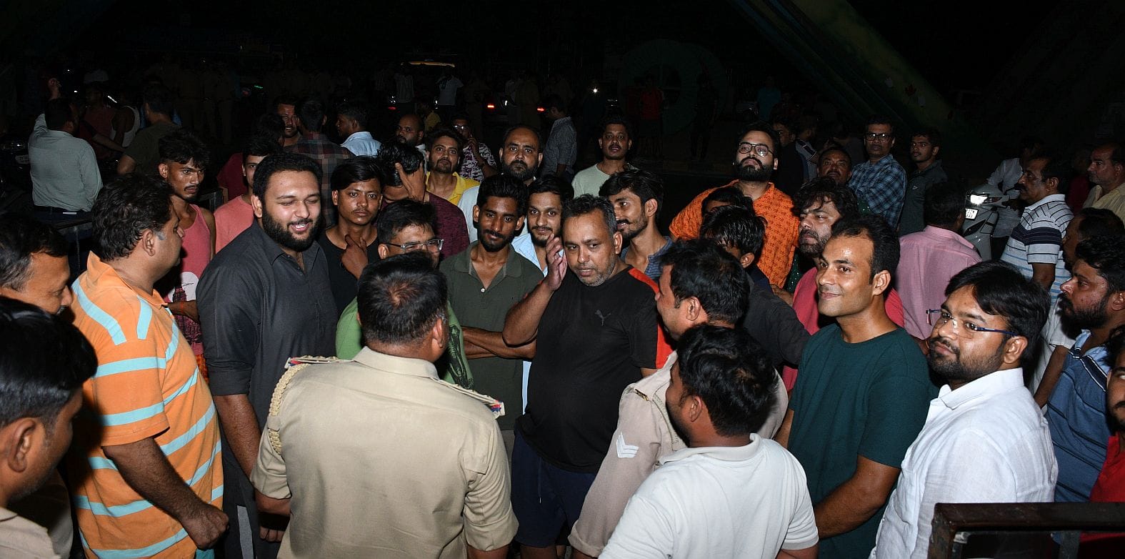 बिजली के लिए उपकेंद्र में हंगामा करते लोग और बिजली से झुलसा कर्मचारी। बिजली के लिए उपकेंद्र में हंगामा करते लोग और बिजली से झुलसा कर्मचारी।