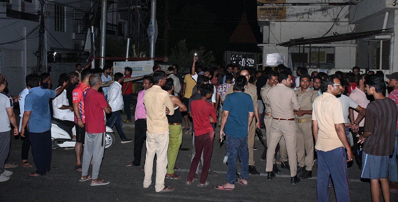 बिजली के लिए उपकेंद्र में हंगामा करते लोग और बिजली से झुलसा कर्मचारी। बिजली के लिए उपकेंद्र में हंगामा करते लोग और बिजली से झुलसा कर्मचारी।
