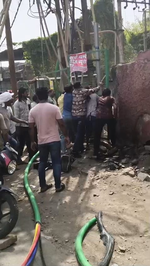 बिजली के लिए उपकेंद्र में हंगामा करते लोग और बिजली से झुलसा कर्मचारी। बिजली के लिए उपकेंद्र में हंगामा करते लोग और बिजली से झुलसा कर्मचारी।