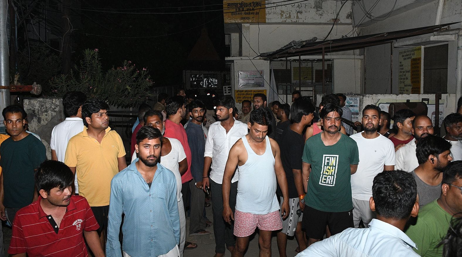 बिजली के लिए उपकेंद्र में हंगामा करते लोग और बिजली से झुलसा कर्मचारी। बिजली के लिए उपकेंद्र में हंगामा करते लोग और बिजली से झुलसा कर्मचारी।
