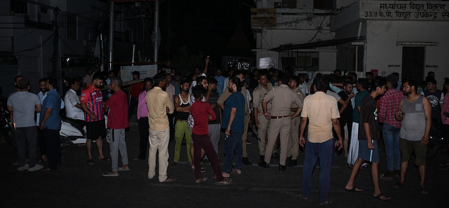 बिजली के लिए उपकेंद्र में हंगामा करते लोग और बिजली से झुलसा कर्मचारी। बिजली के लिए उपकेंद्र में हंगामा करते लोग और बिजली से झुलसा कर्मचारी।
