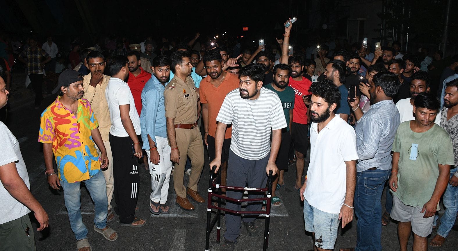 बिजली के लिए उपकेंद्र में हंगामा करते लोग और बिजली से झुलसा कर्मचारी। बिजली के लिए उपकेंद्र में हंगामा करते लोग और बिजली से झुलसा कर्मचारी।