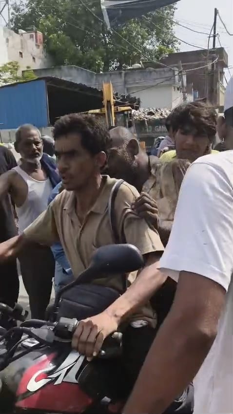 बिजली के लिए उपकेंद्र में हंगामा करते लोग और बिजली से झुलसा कर्मचारी। बिजली के लिए उपकेंद्र में हंगामा करते लोग और बिजली से झुलसा कर्मचारी।