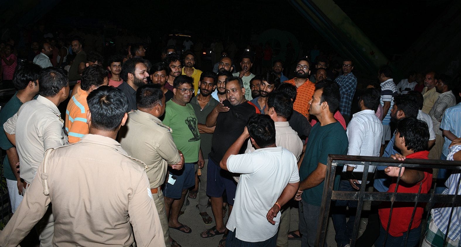 बिजली के लिए उपकेंद्र में हंगामा करते लोग और बिजली से झुलसा कर्मचारी। बिजली के लिए उपकेंद्र में हंगामा करते लोग और बिजली से झुलसा कर्मचारी।