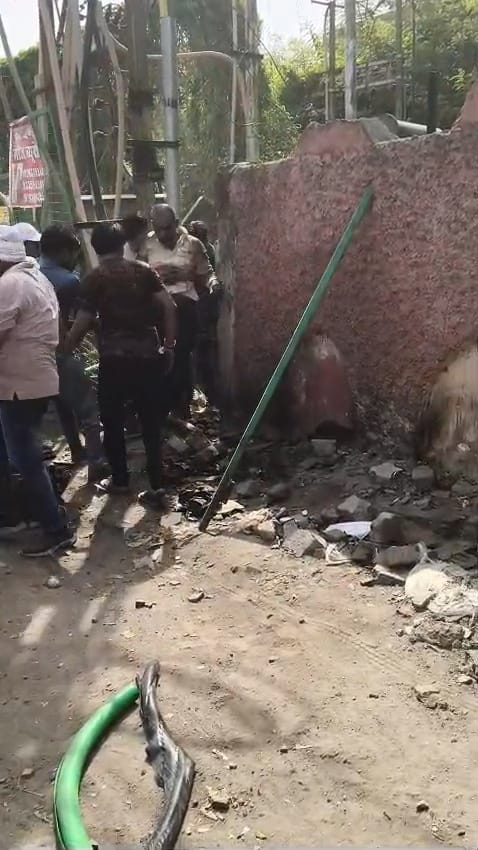 बिजली के लिए उपकेंद्र में हंगामा करते लोग और बिजली से झुलसा कर्मचारी। बिजली के लिए उपकेंद्र में हंगामा करते लोग और बिजली से झुलसा कर्मचारी।